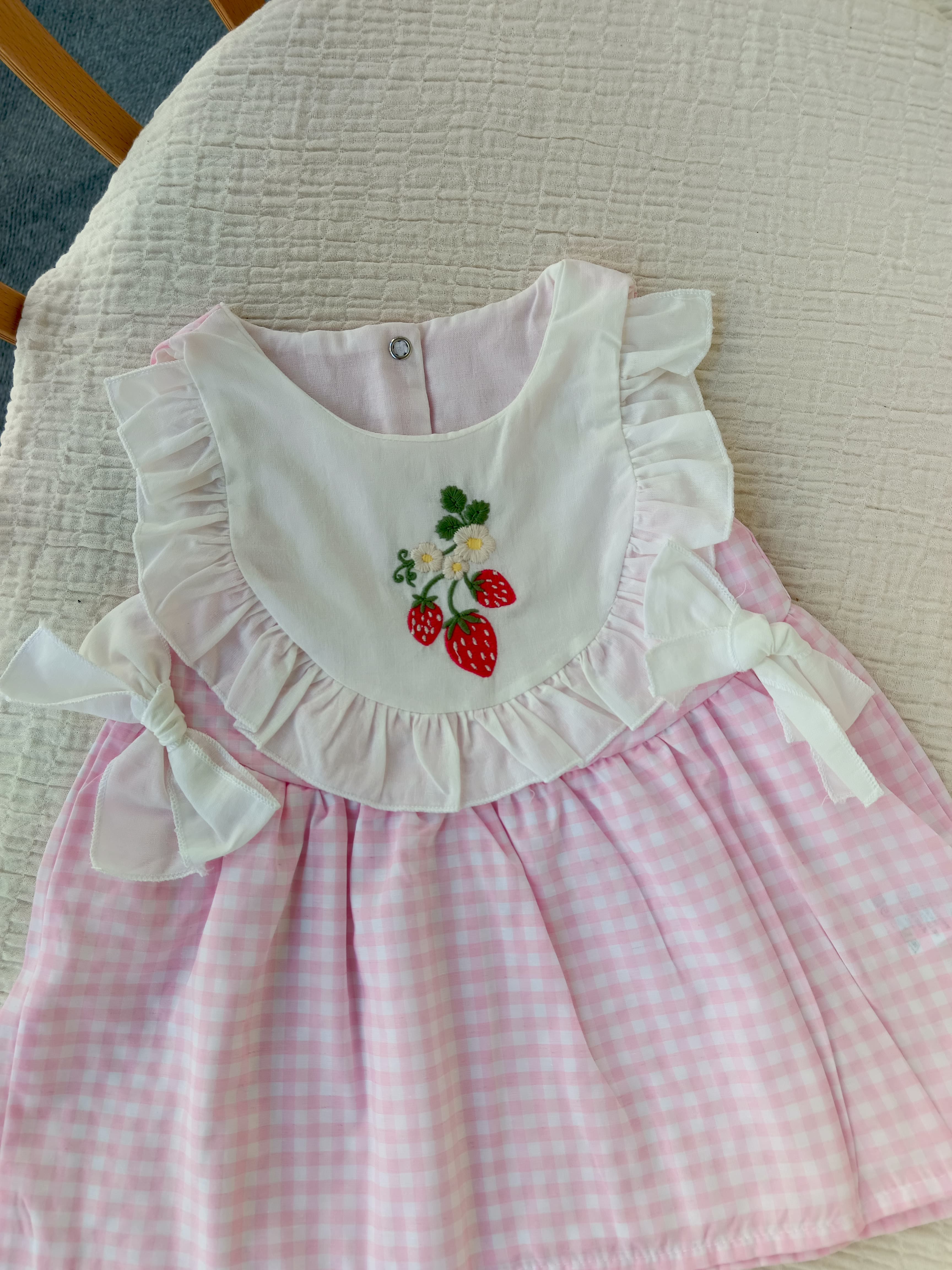 Çilek Nakışlı Ekoseli Elbise Pembe
